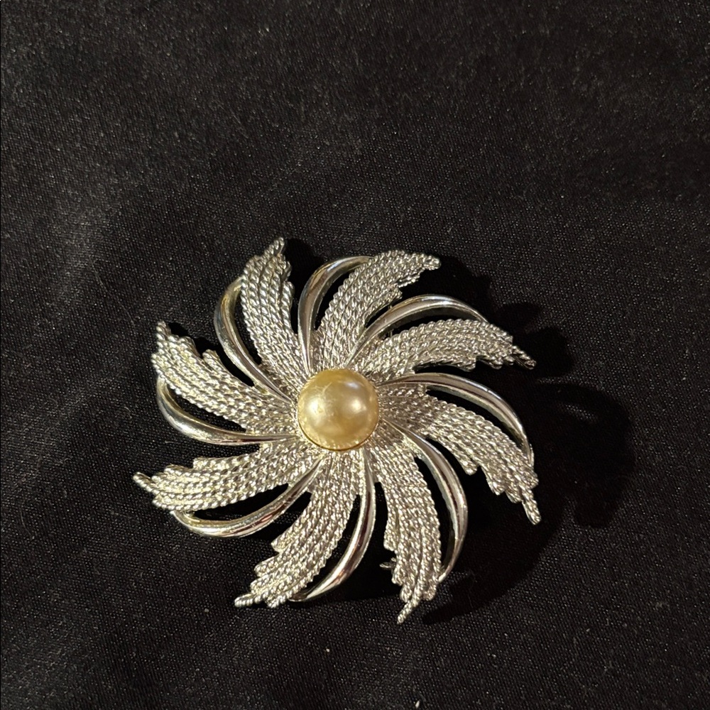V I N T A G E ,Silver toneand Gold tone Swirl Brooch